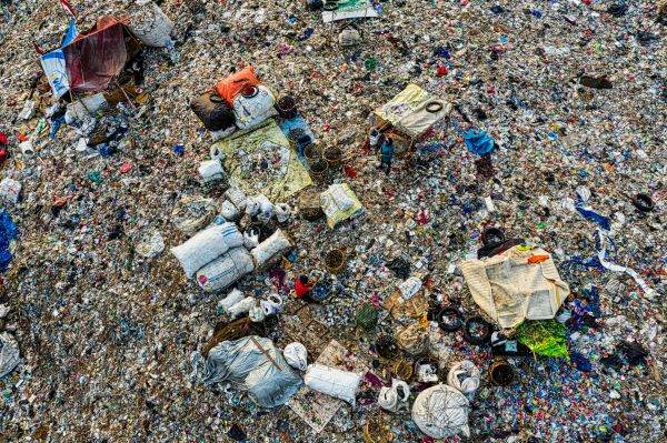 Parlamentul European întăreşte lupta împotriva poluării cu microplastice